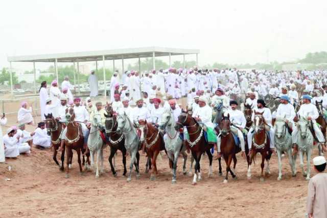 في العيد .. العمانيون يبرزون مظاهر الفرح والتمسك بالقيم والعادات السمحة