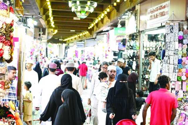 أسواق سلطنة عمان تشهد انتعاشا في الحركة الشرائية مع اقتراب عيد الفطر المبارك