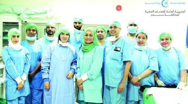 فريق طبي زائر يجري عمليات لأطفال مسندم