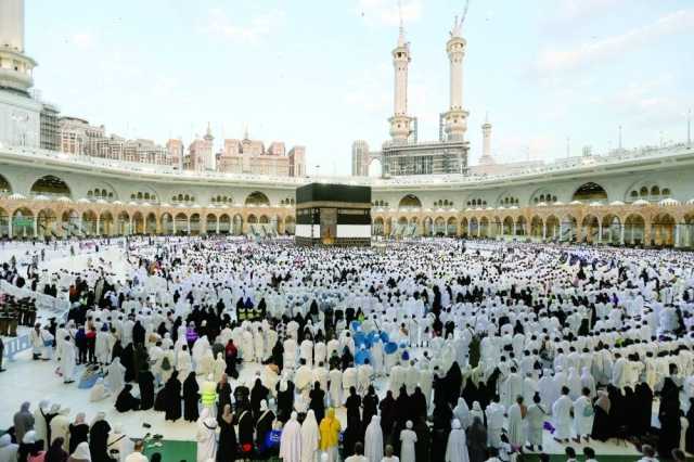 حجاج بيت الله الحرام يكملون مناسك الحج ويحتفلون بعيد الأضحى المبارك