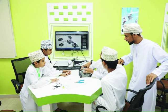 بدء البرنامج الصيفي لمركز العلوم والتكنولوجيا بالداخلية