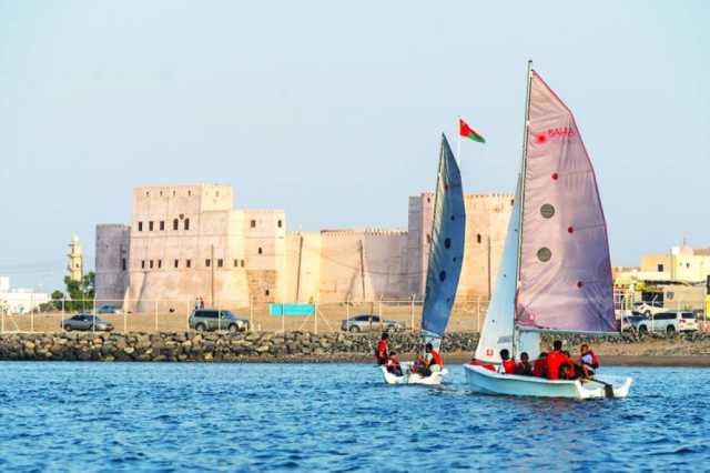 إقبال واسع على تجارب الإبحار الشراعي في مهرجان ليالي حصن بركاء