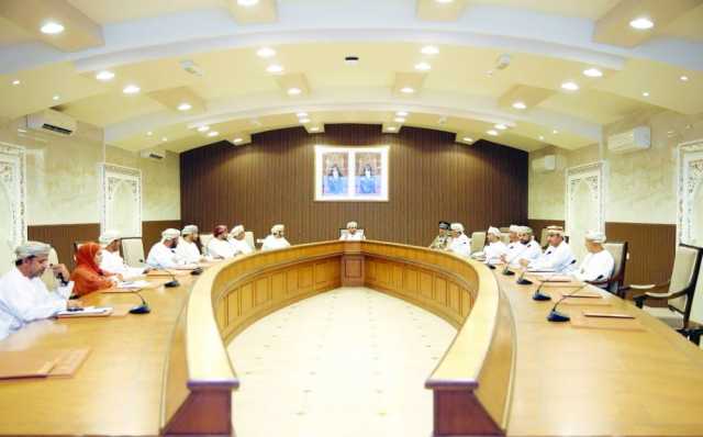 مناقشة تطوير عدد من المرافق الخدمية بالظاهرة