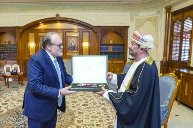 جلالة السلطان يمنح وسام التكريم لمدير عام دار الأوبرا السلطانية