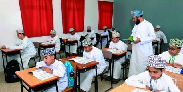 سلطنة عمان تحتفل بيوم المعلم العماني .. وبرامج مستمرة للارتقاء بقدراته