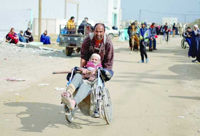 مهمات انقاذ بمصابيح يدوية بحثا عن الحالات الحرجة