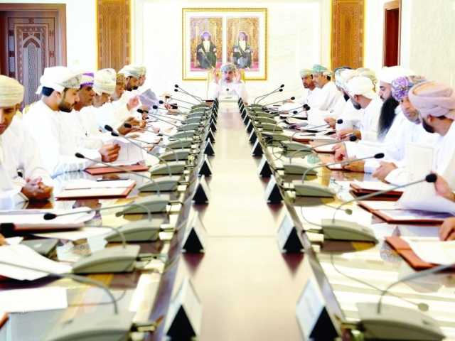 مناقشة تطور خدمات الاتصالات والبريد بمحافظة الداخلية