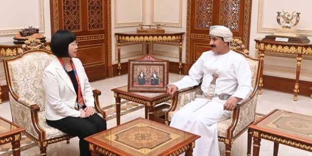 وزير المكتب السلطاني يودع سفيرة الصين
