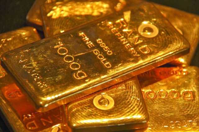 تراجع بسيط لأسعار الذهب بعد ارتفاعها إلى مستوى قياسي