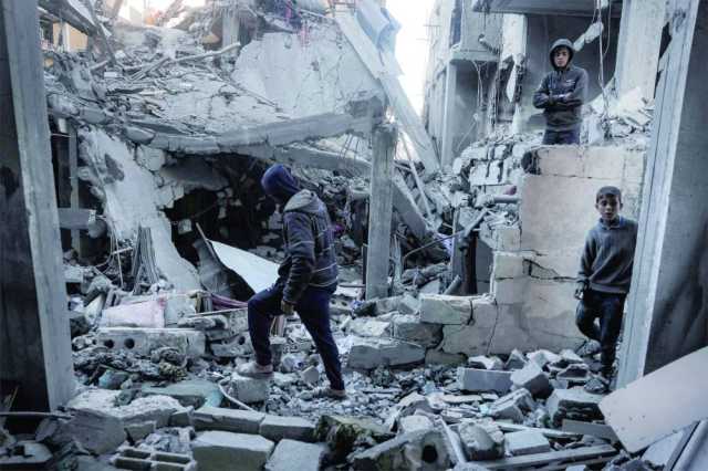 إستشهاد عشرات الفلسطينيين في غارات الإحتلال على غزة .. وضغوط متزايدة من المستوطنين على سكان الضفة