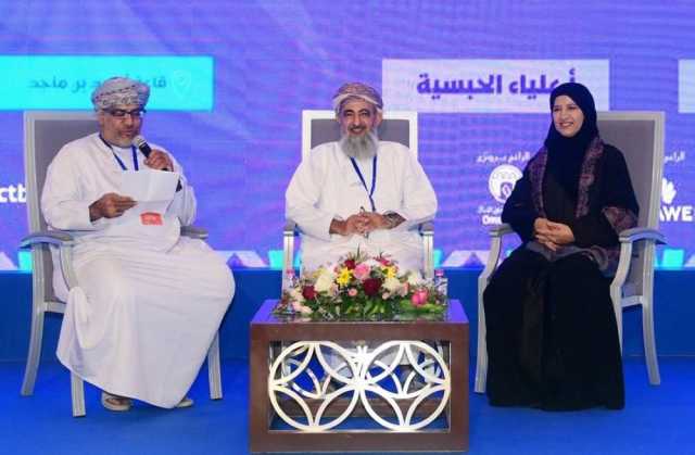 جلسة حوارية حول تربية الأبناء على السمت العُماني بمعرض مسقط الدولي للكتاب