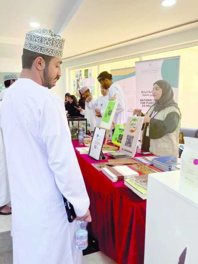 المجلس البيئي الطلابي يشارك في معرض جامعة التقنية بنزوى