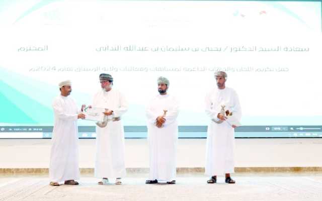تكريم اللجان الفائزة في المسابقات البيئية والمجتمعية بالرستاق