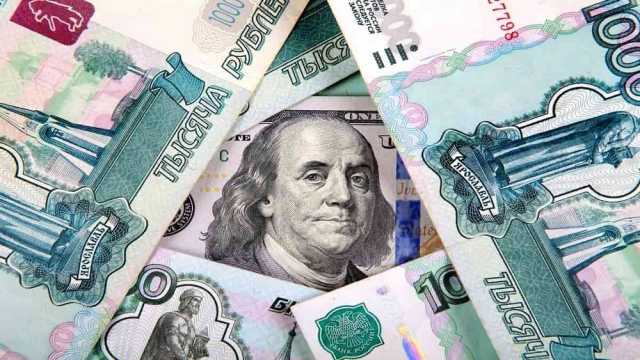 الدولار يتراجع أمام الين والروبل وسط ضغوط سياسية وانتقادات أمريكية