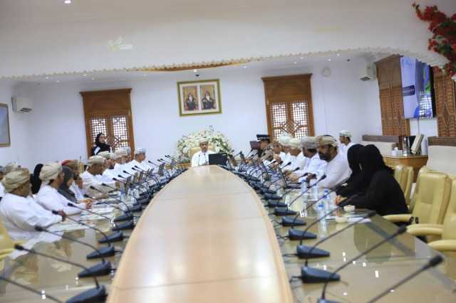 مناقشة تطوير المشاريع الخدمية ودعم المبادرات المجتمعية بشمال الباطنة