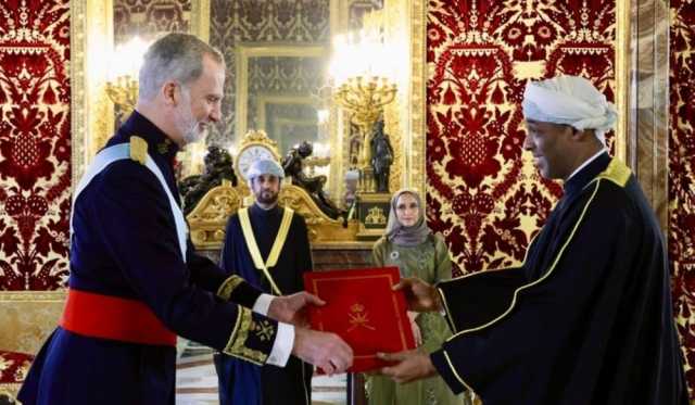 سفير سلطنة عُمان يقدم أوراق اعتماده لملك إسبانيا