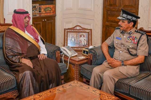 بحث تعزيز التعاون الأكاديمي العسكري مع السعودية