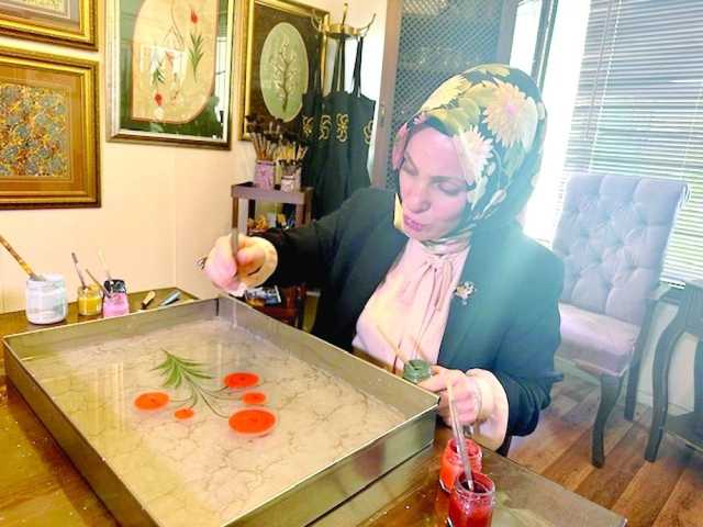 الفنانة التركية أمينة صولاك: فن الإبرو يحتاج لصبر وتأنِ.. وفيه لمسات فنية رائعة