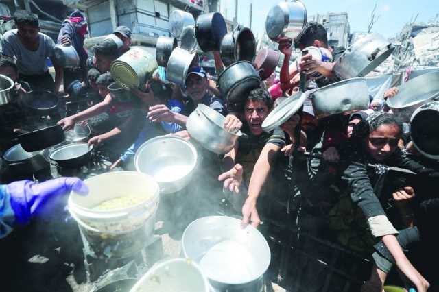 أطفال غزة بلا طعام أو دواء.. والأمهات يّسكتن الجوع بأوراق الأشجار