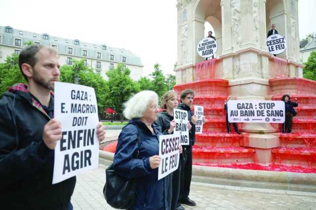 نداءات دولية بوقف الحرب وادخال المساعدات الانسانية فورا نافورة الأبرياء في باريس تتلون بالأحمر تنديدا بحمام الدم في غزة