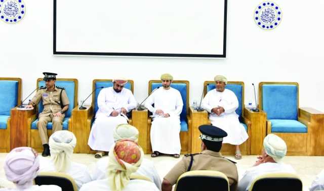 ندوة حول ضوابط وإجراءات الاستيراد والتصدير عبر المنافذ البرية بغرفة البريمي