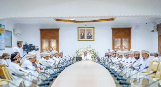 مناقشة تطوير مشروعات الخدمات العامة بشمال الباطنة