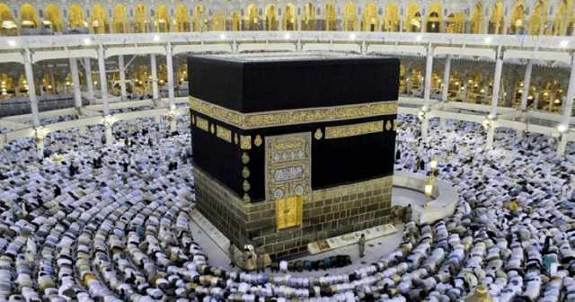حجاج بيت الله الحرام يؤدون ركن الحج الأعظم