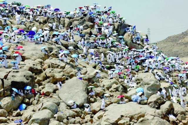 حجّاج بيت الله الحرام يؤدون الركن الأعظم للحجّ على صعيد جبل عرفات قبيل يوم النحر
