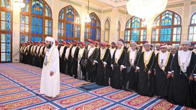 السّيد فهد يؤدّي صلاة العيد الأضحى بمسجد الخور في مسقط
