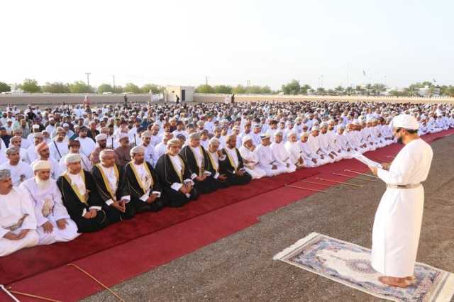 محافظُ شمال الشرقية يؤدي صلاة عيد الأضحى بالمضيبي