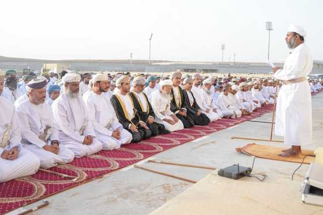 محافظ جنوب الشرقية يؤدّي صلاة عيد الأضحى في ولاية صور