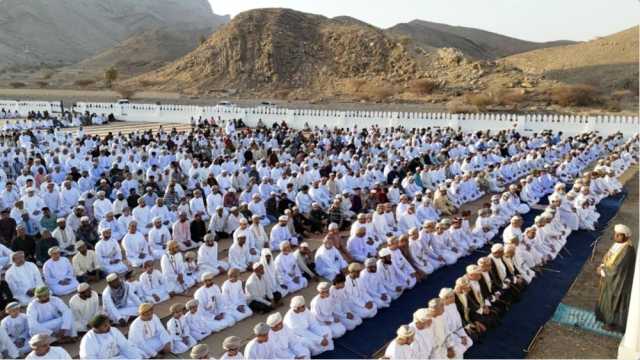 مُحافظ الظاهرة يؤدّي صلاة العيد بولاية ينقل