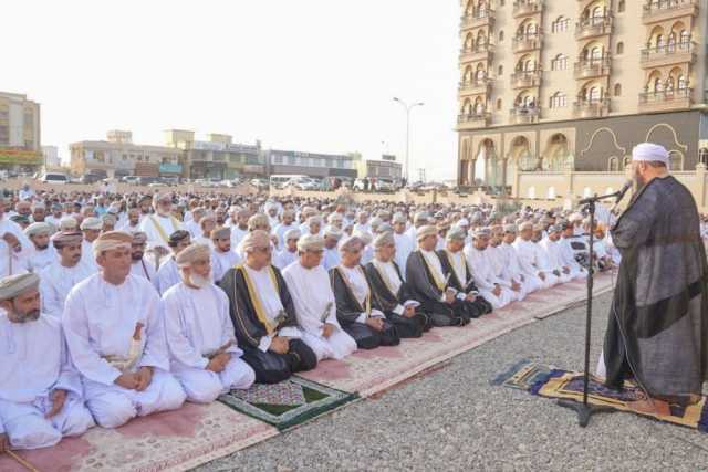 محافظُ جنوب الباطنة يؤدّي صلاة عيد الأضحى المبارك بولاية المصنعة