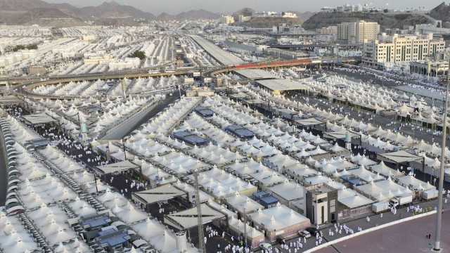 حُجاج بيت الله الحرام يؤدون شعائر يوم النحر في منى