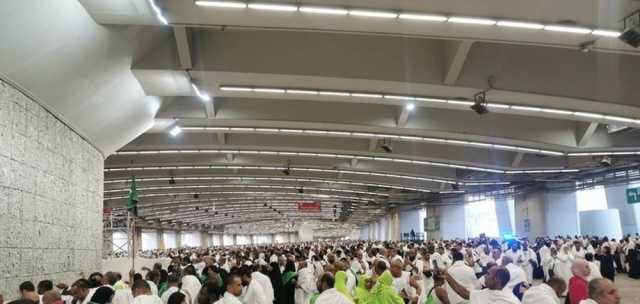 حجاج بيت الله الحرام يرمون الجمرات في أول أيام التشريق