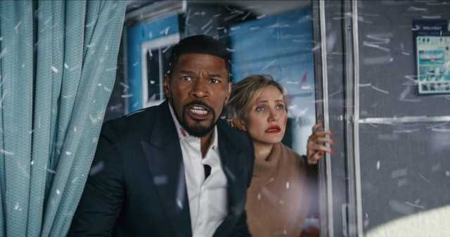 فيلم العودة إلى العمل.. المزج بين الحركة والكوميديا بغلاف بوليسي