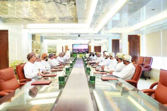 محافظة الداخلية تناقش خطة المشروعات التنموية ومبادرات الاستثمار