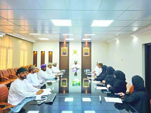 مناقشة برامج حماية الطفل بمحافظة ظفار
