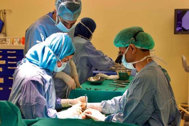 مستشفى خولة ينجح في إعادة زراعة يد مبتورة مع إصبعين في عملية نوعية ومعقدة
