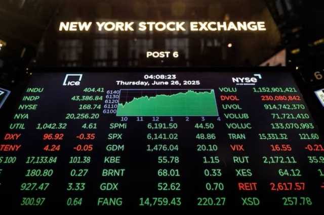 ارتفاع الأسهم العالمية بدعم من هدوء التوترات وتقدم المفاوضات التجارية