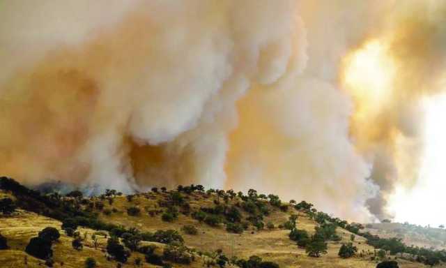 كاليفورنيا تواجه أكبر حرائق العام وتخشى صيفا خطرا