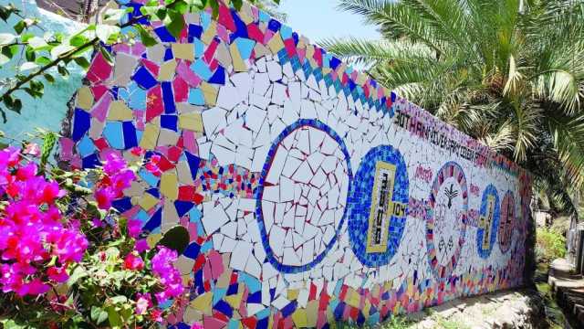 عمر اليزيدي يحيي ذاكرة البيوت القديمة بقرية الثابتي في إبراء
