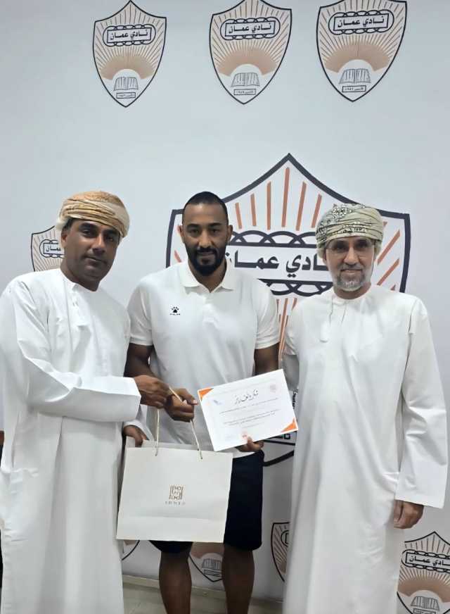 نادي عُمان يكرّم لاعبيه بالمنتخب الوطني لكرة اليد الشاطئية