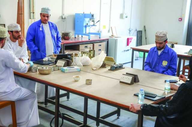 فريق طلابي يطوّر طوبًا بيئيا يدعم البناء المستدام
