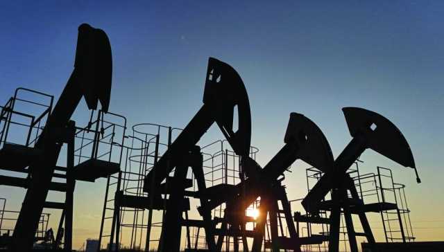 أسعار النفط تراوح مكانها وسط تفاؤل تجاري وضغوط المعروض