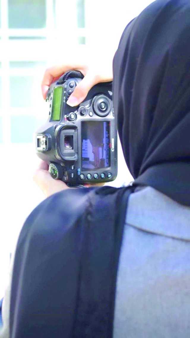 مريم الجامعية تشق طريقها في ريادة الأعمال بكاميرا بسيطة