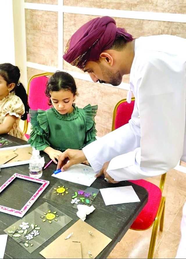 حلقة زجاجة ولمعة تنمّي مهارات الرسم والتلوين في مكتبة سناو