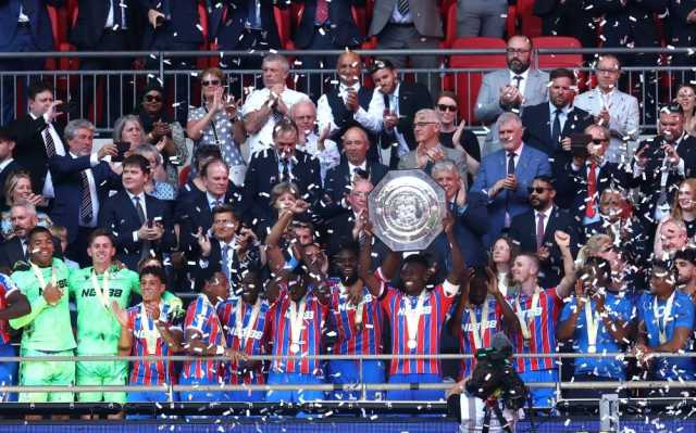 كريستال بالاس يفاجىء ليفربول ويحرز لقب درع الاتحاد