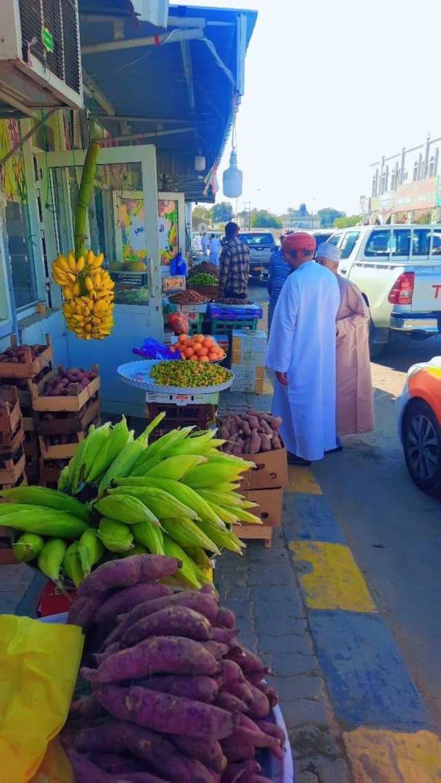 حملة تفتيشية لضبط العمالة المخالفة في سوق لوى للخضار والفواكه