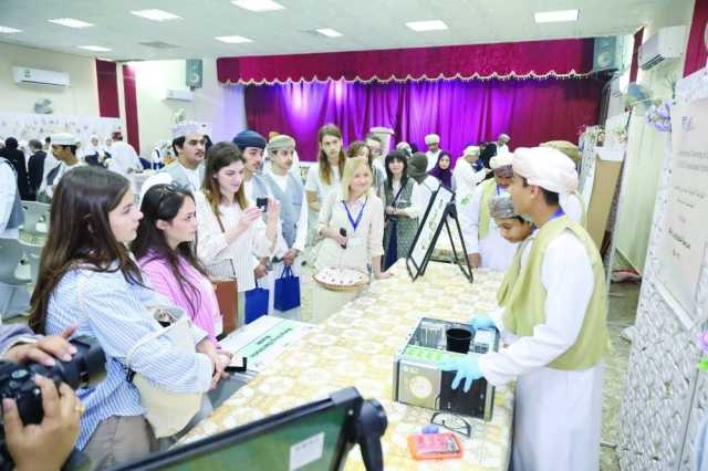 وفد تربوي كرواتي يطلع على تجربة مدرسة صحار للبنين
